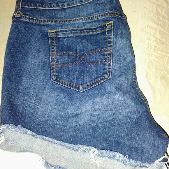 Denim Cutoff Shorts Size 16 - Picture 2 of 6